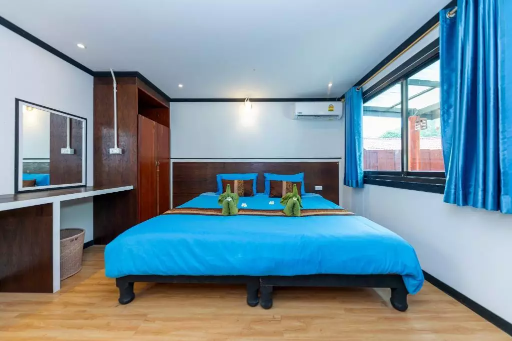Phi Phi Long Beach Bungalow